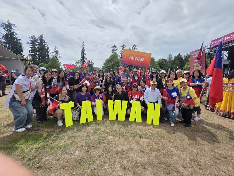 來自台灣的青年代表和台灣僑胞們舉著國旗和「TAIWAN」的標語牌，不斷高呼口號，成為「素里多元文化節」活動遊行隊伍中最亮眼的一支