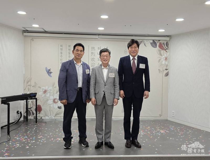 金桔城（中）、李中漢（右）與住民自治委員會委員長安龍德合影