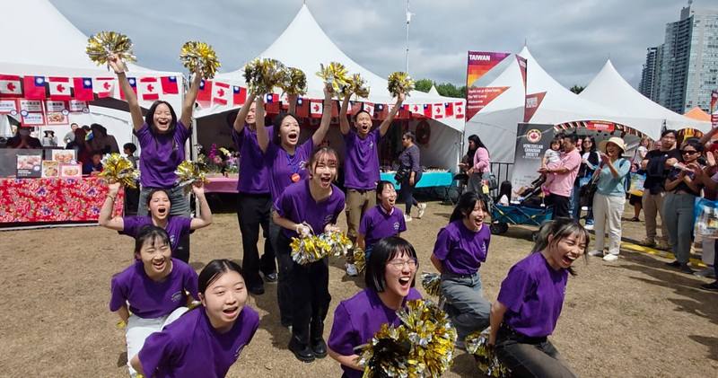「台灣青年海外搭僑計畫」的學員們在「就一起」的音樂節奏下，揮動著手中的彩球，展現青春活力，現場國際友人也熱情歡呼回應