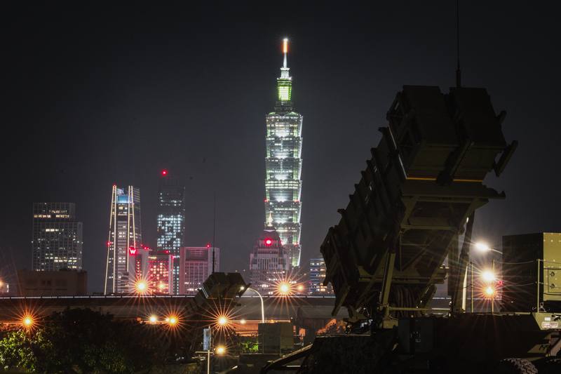 國軍漢光41號實兵演習幕，圖為2輛空軍愛國者飛彈發射車16日深夜放列於北市美堤河濱公園