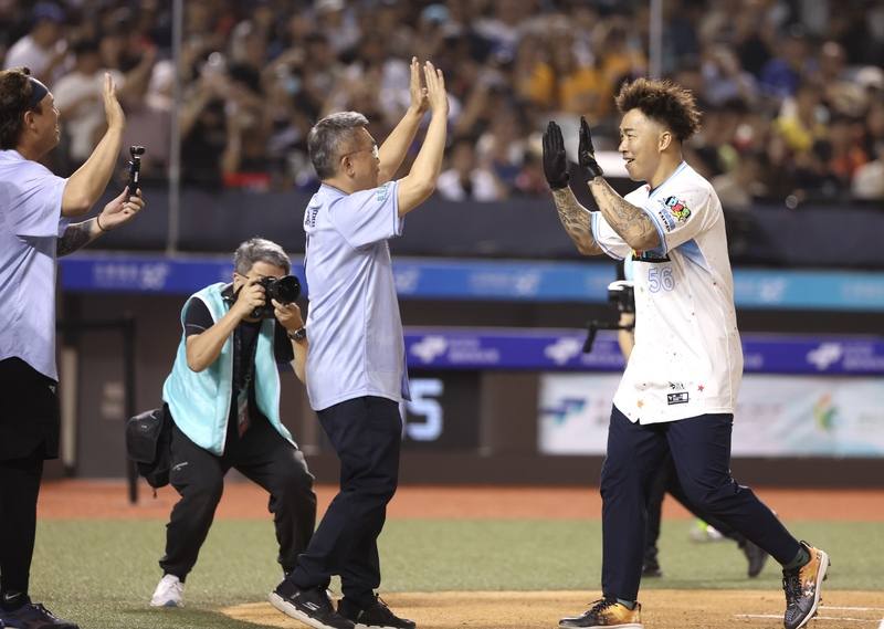 中職明星賽進入第2天，20日在全壘打大賽決賽開始前，先進行公益賽事，前大聯盟球星郭泓志（右1）最後順利開轟，但也透露，接收到中職會長蔡其昌（右2）的邀約後其實很緊張