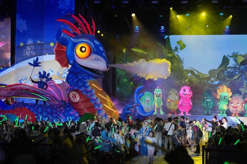 紙風車劇團2025全新原創客家親子劇「燈怪」19日晚間在台北兩廳院藝文廣場盛大首演，新劇也特別打造8公尺高機械巨獸，一亮相就吸睛全場