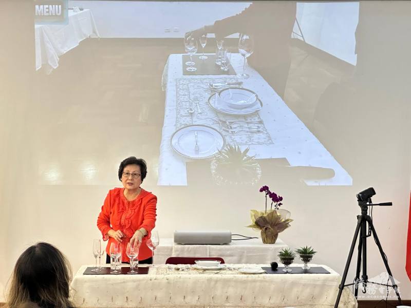 僑務委員洪呂麗月擔任「有禮走天下」講師