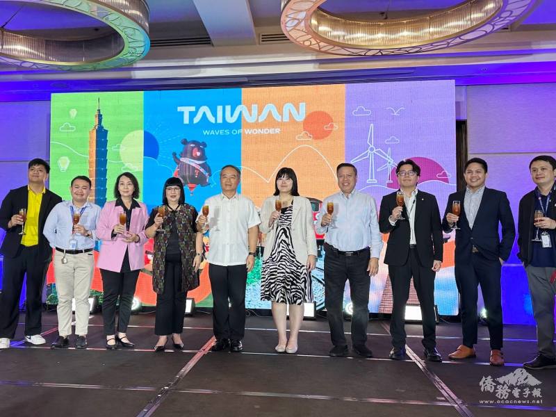 駐菲大使周民淦與出席臺灣觀光推廣活動的貴賓合影