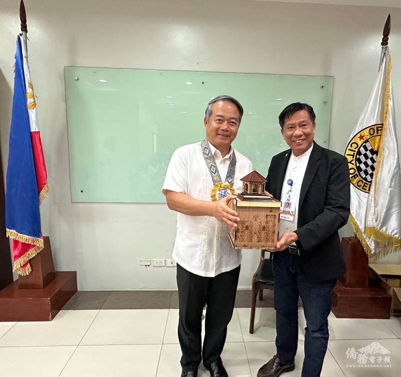 周民淦（左）與Nestor Archival（右）親切合影