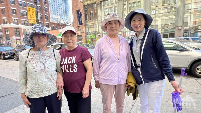 林碧華（右起）招呼陳淑瓊、黎月好、鍾玉娣等3位耆英參加掃街活動