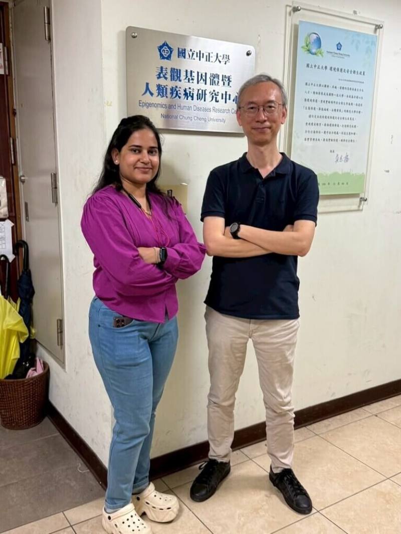 中正大學生醫系教授陳永恩（右）與中研院生物化學研究所、成功大學化學工程學系及嘉義基督教醫院泌尿外科組成的研究團隊近日在國際期刊發表最新研究成果，發現常見抗過敏藥物「佩你安」（Cyproheptadine）可提升免疫系統對癌細胞的辨識與攻擊力。（中正大學提供）