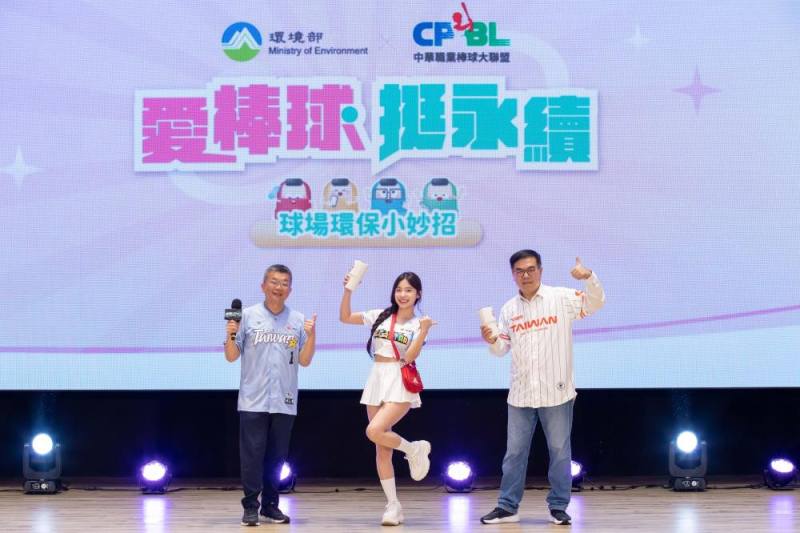 韓籍人氣啦啦隊女神李多慧今年受邀擔任資源循環推廣大使，展示身穿2025年中華職棒明星賽「環保紗循環球衣」，上有「Green CPBL」標籤