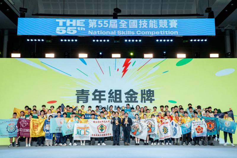 總統賴清德、勞動部部長洪申翰與第55屆全國賽青年組金牌選手合影