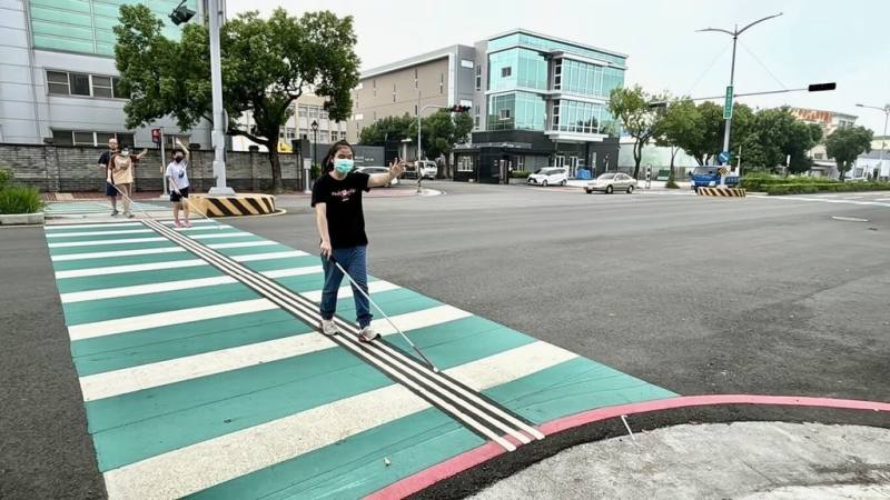 導盲行穿線由3條白色實線貫穿斑馬線，成為白手杖定向軌道，助視障者正確、安全穿越馬路。（台中市交通局提供）