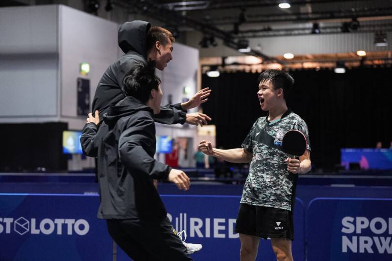 德國世界大學運動會20日進行的桌球男子團體決賽，台灣靠著馮翊新（右）個人力扛2點，幫助台灣拿下賽史首面金牌。（大專體總提供）