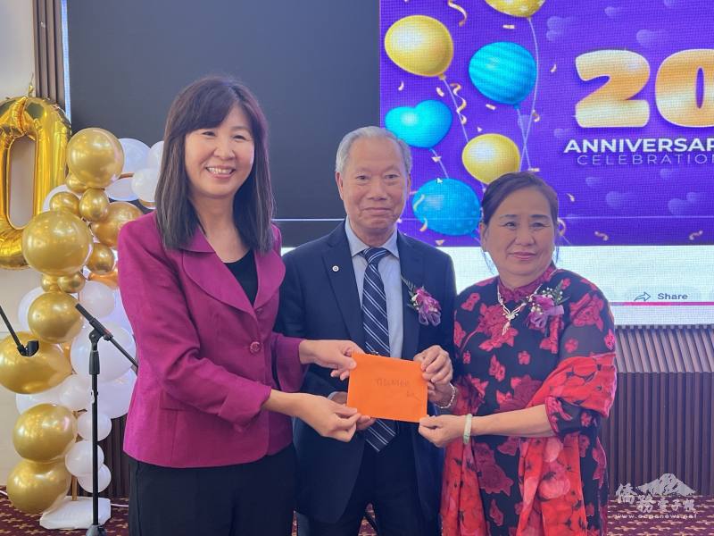 金山灣區文教中心主任莊雅淑向僑務顧問楊昆山校長祝賀