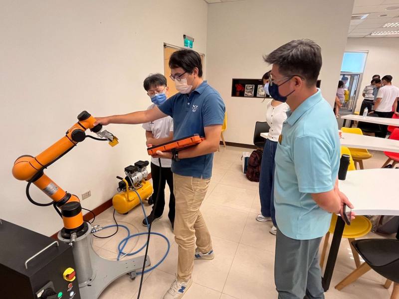 機械群科中心研發機械手臂技術課程