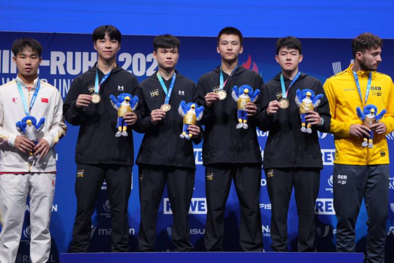 台灣桌球男子代表隊20日在德國世大運團體決賽，以3比2擊敗中國，拿到賽史首面金牌，站上頒獎台的最高位置。（大專體總提供）