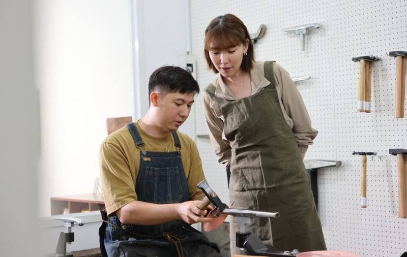 國立台灣工藝研究發展中心持續推動「工藝行旅」計畫，打造符合當代生活風格的旅遊體驗，並邀請長期關注生活文化與在地旅遊的外景主持人李懿（右）以旅行者視角帶領觀眾貼近匠人的創作日常。（工藝中心提供）