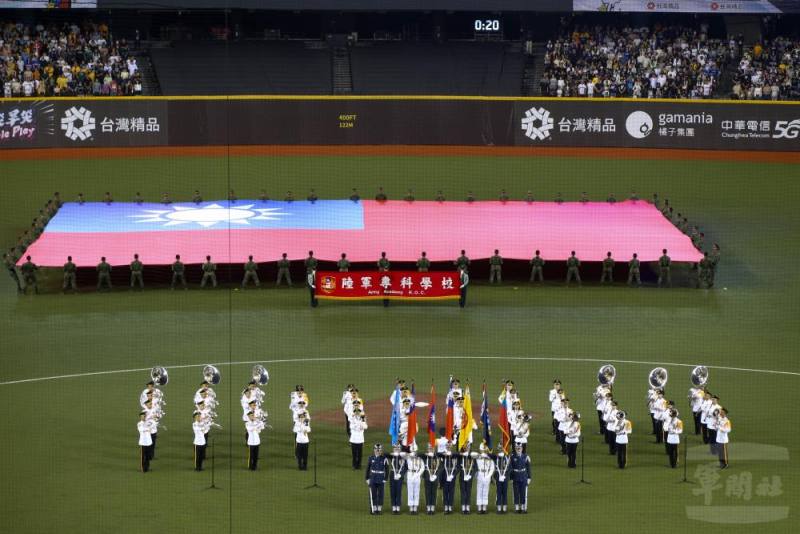 巨幅國旗展開後，民眾給予熱烈掌聲