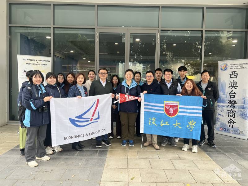 淡江大學「經探號」團隊與當地僑領合影