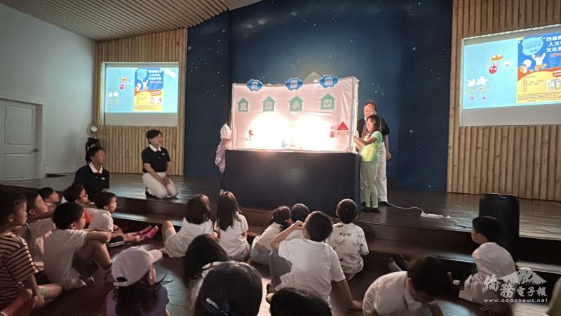 學員們上台表演三隻小豬故事的皮影戲