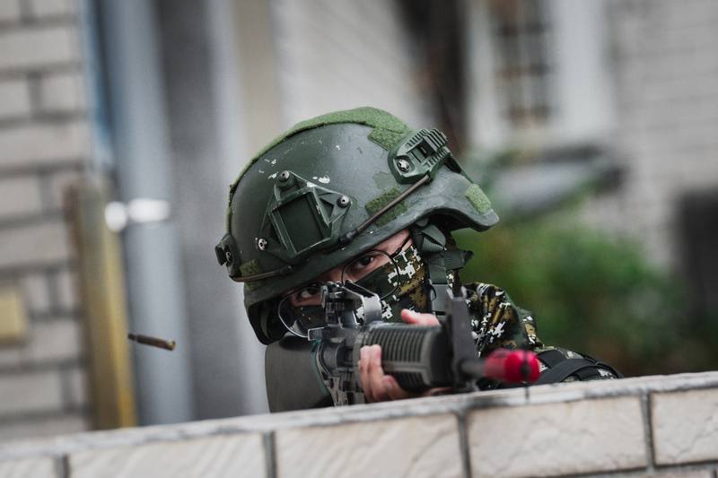 國軍後備官兵14日在漢光41號實兵演習期間，在新北某處國小實施空包彈射擊訓練，為符合實戰化訓練，並不像過往槍身旁會裝設集彈袋