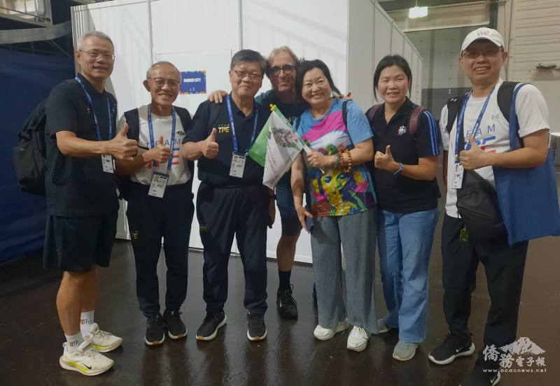 西區台協會長陳秀琳和台灣心協會會長鄭伊雯，與世大運籌備長官們一起為選手們加油