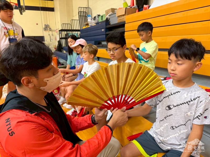 謝旻帆指導學員功夫扇