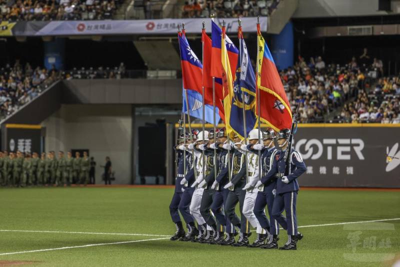 三軍聯合旗隊以昂首挺拔的步伐入場。（青年日報提供）