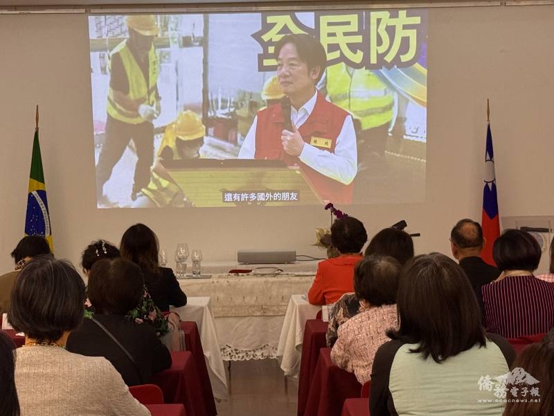 僑胞聆聽總統賴清德7月17日視導臺北市2025城鎮韌性演習的演講