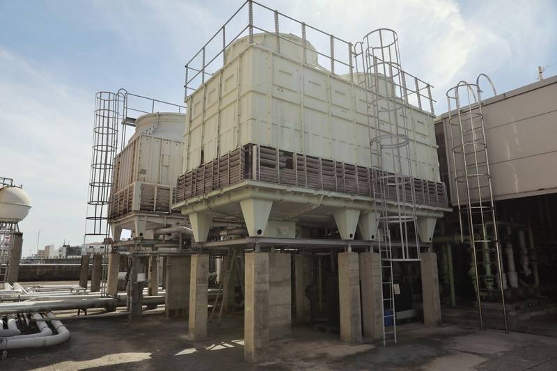 鴻威光電股份有限公司將冷卻水塔與冰水泵等設施加裝自動變頻裝置，調整運轉狀態，以達到節電目的