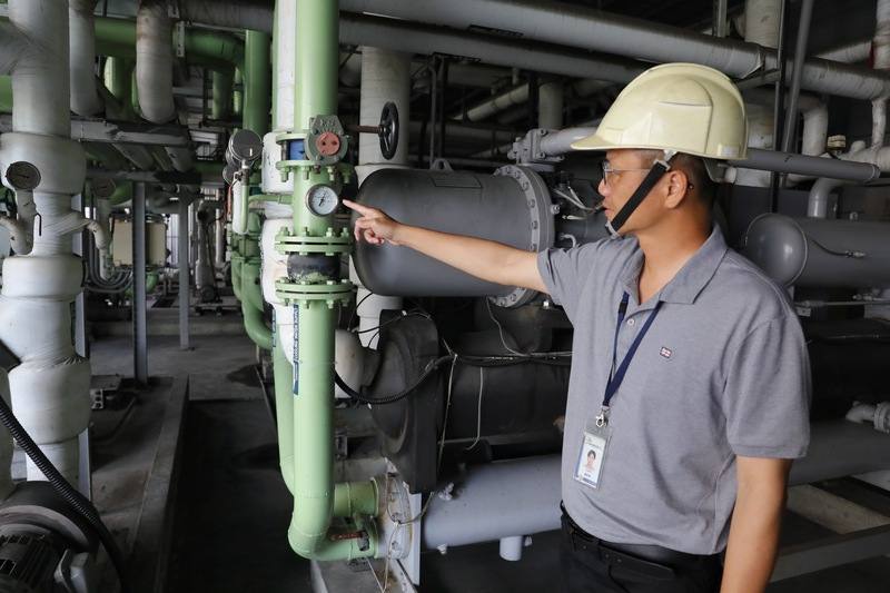 鴻威光電股份有限公司廠務課長陳恒常（圖）著手多元性節能措施，以改變製程所需能源用量、關停多餘耗能設備、汰換老舊設備及加裝自動變頻等裝置，降低能源成本並節省能源