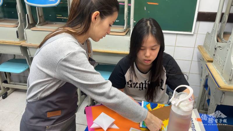 徐念漁指導學生如何透過紙張創作