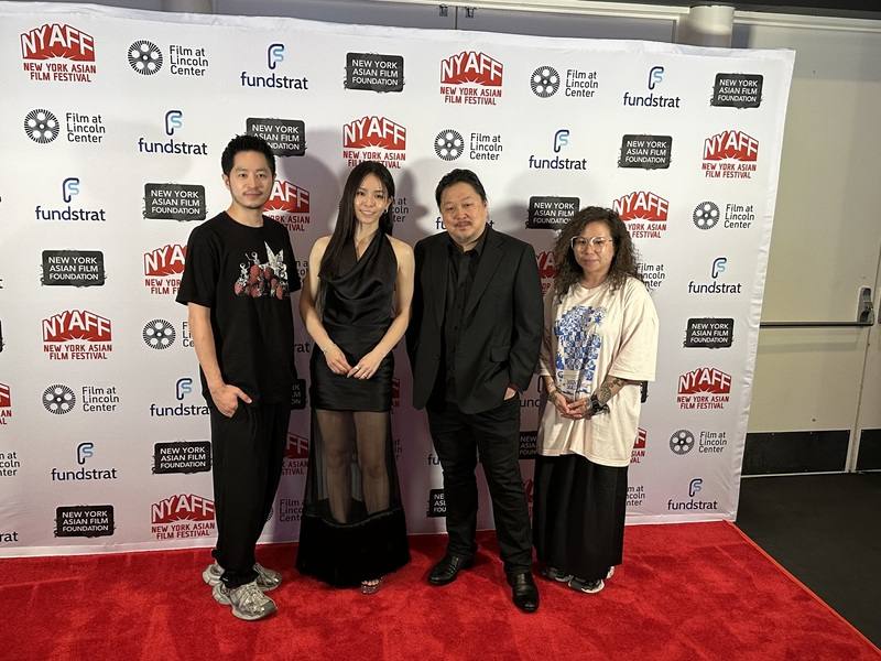 「有病才會喜歡你」監製賴宇同（左1）與「無人知曉的家」女主角宋芸樺（左2）等在紐約亞洲影展放映會前合影