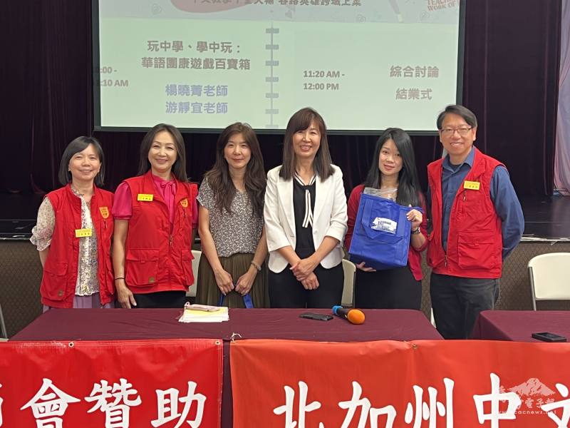 莊雅淑(右三)與講師游靜宜(右二)與楊曉菁(左三)合影