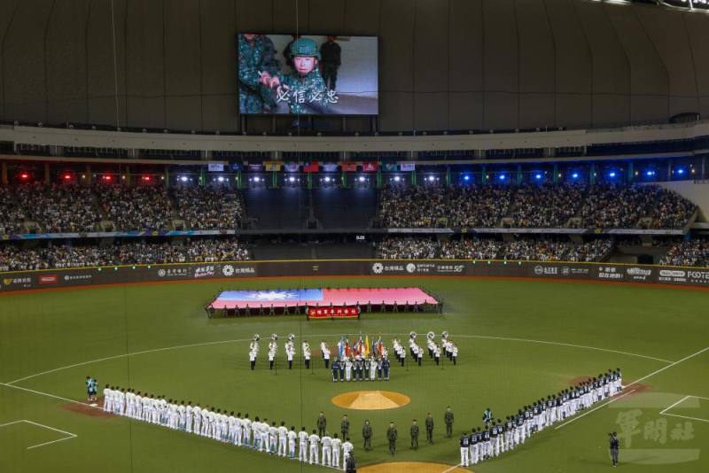 「2025中華職棒明星對抗賽」在臺北大巨蛋登場，國軍官兵受邀領唱國歌