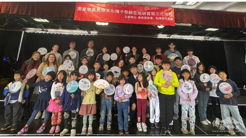 「114年海外民俗文化種子教師在地研習暨文化服務計畫－吉祥寓意團扇繪畫營」活動合影