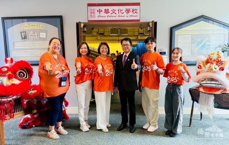 (右起)文化講師林筱婷、謝旻帆、亞特蘭大文教中心主任閻樹榮、亞特蘭大中華文化學校董事長邱婷蘭、董事楊彥純及副校長夏忠菁