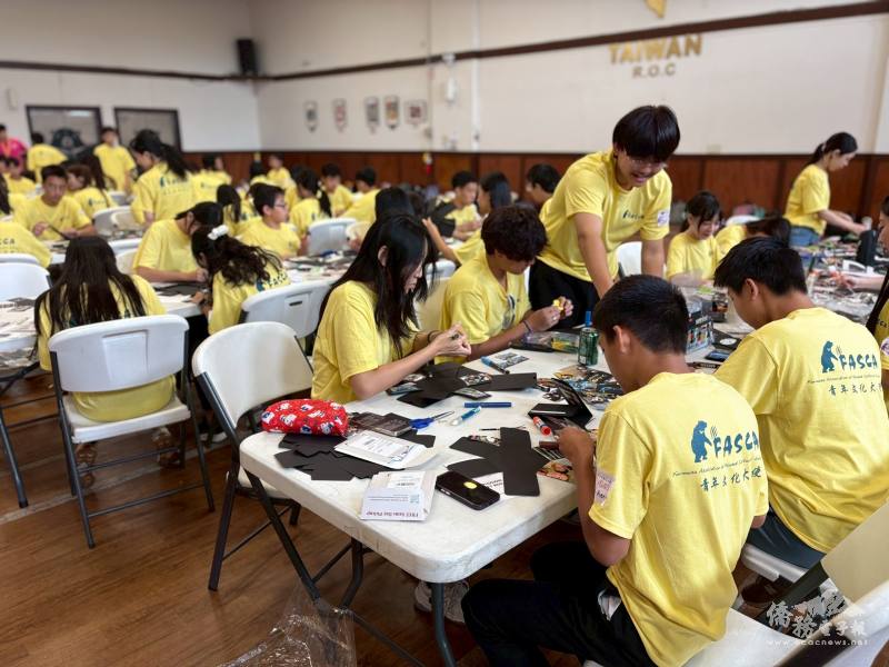 學員專心參與美學實作課程