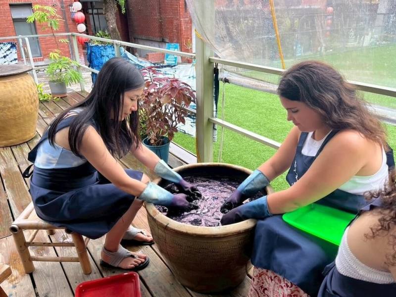 實踐大學與美國佛羅里達國際大學合作執行教育部「優華語計畫」，由教授帶領14名師生來台學習1個月華語課程，並安排美國學生體驗藍染文化等。（實踐華語中心提供）