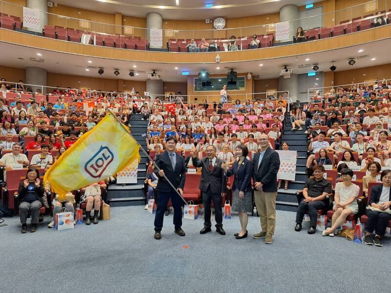 第22屆國際語言學奧林匹亞競賽21日在台灣大學開幕，共有43個國家與地區、近400人參賽，參賽人數創歷年新高