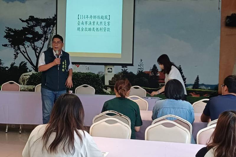 台南市農業局協調農會人員及在地青農進駐11個區公所，協助農民申請颱風丹娜絲災害救助，農業局長李芳林（後左）親自向參與人員說明協助事項。（台南市政府提供）