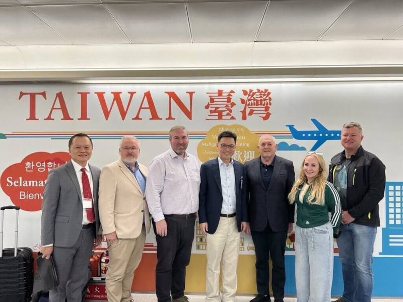 愛爾蘭眾議院副議長麥基尼斯（John McGuinness，另譯：馬基尼士）（右3）20日率團訪台，候任駐愛爾蘭代表唐殿文（右3）接機致意。（外交部提供）