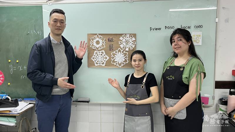 老師徐念漁(中)再次受僑校邀請傳授紙藝課程，與僑務秘書陳奕綸(左)合影