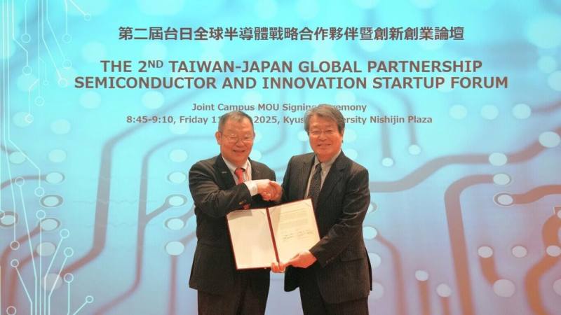 國立陽明交通大學與日本九州大學簽合作備忘錄，由陽明交大校長林奇宏（左）與九州大學校長石橋達朗（右）代表簽署。（陽明交大提供）