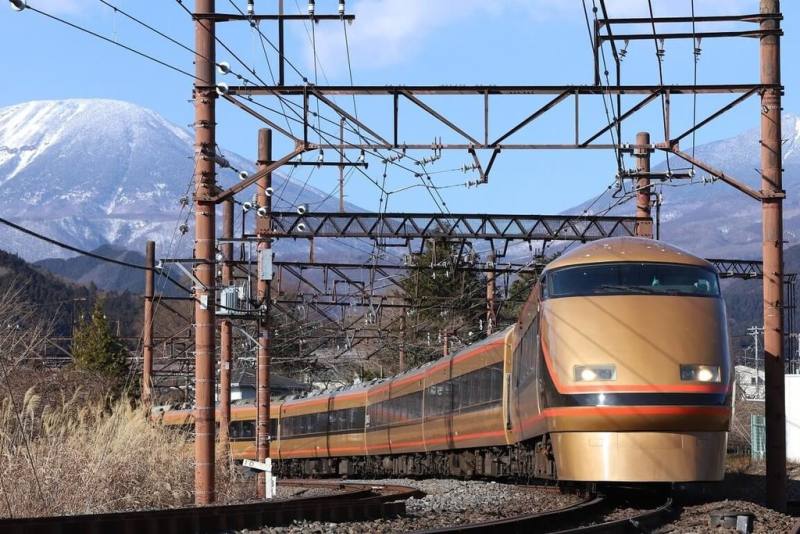 為慶祝台鐵與日本東武鐵道締結友好協定滿10週年，東武鐵道旗下觀光特急「日光詣SPACIA」車頭（101-1號）將來台展示。（台鐵提供）