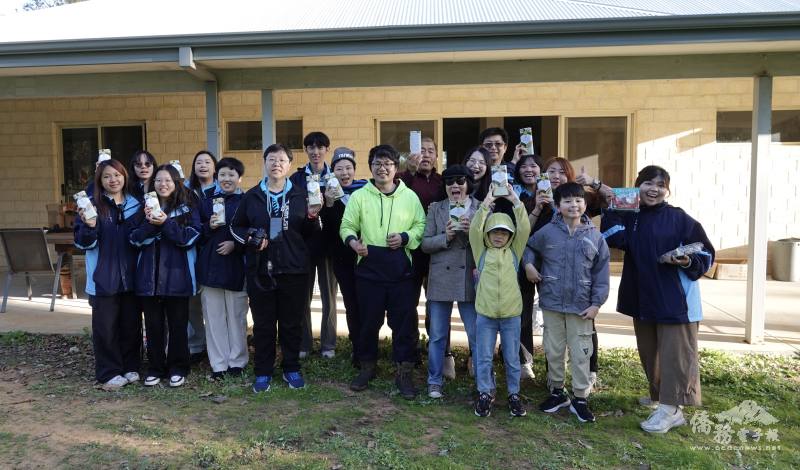 綠金莊園農場經理李俊億（中，戴眼鏡者）與「經探號」團隊合影