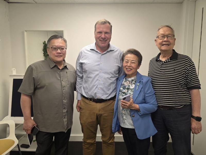 加拿大亞裔協會執行長吳權益（左1）認為，在台灣漁夫李豪（左2）身上可以看到他充滿冒險挑戰的精神，以及他對台灣鄉土文化的熱愛，並在國際上為台灣發聲