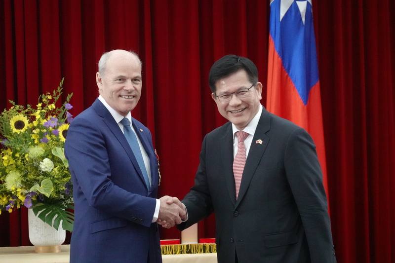 Jim Nickel (left), Canada's representative to Taipei, and Foreign Minister Lin Chia-lung shake hands during Monday's ceremony in Taipei. CNA photo July 21, 2025