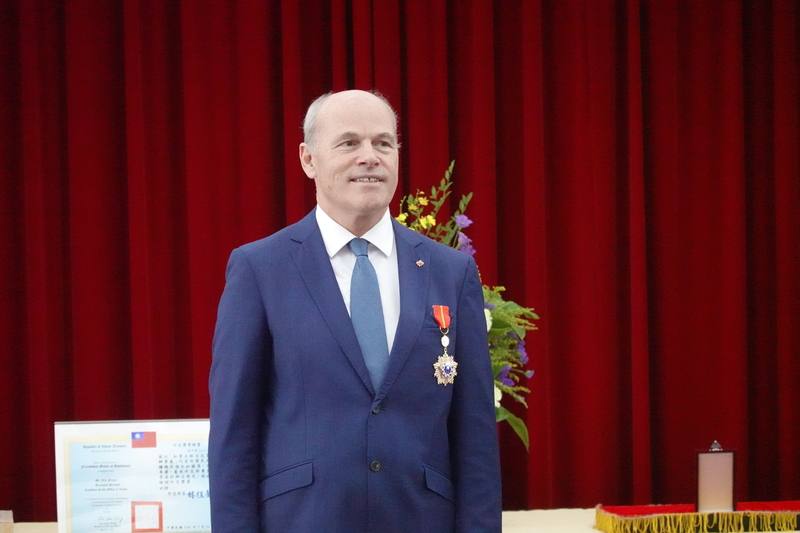 加拿大駐台代表倪傑民（Jim Nickel）將於8月離任，21日獲頒「睦誼外交獎章」時，他讚在台任期「心滿意足」且無遺憾