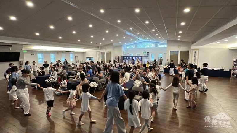 孩子們手牽手齊唱〈地球的孩子〉