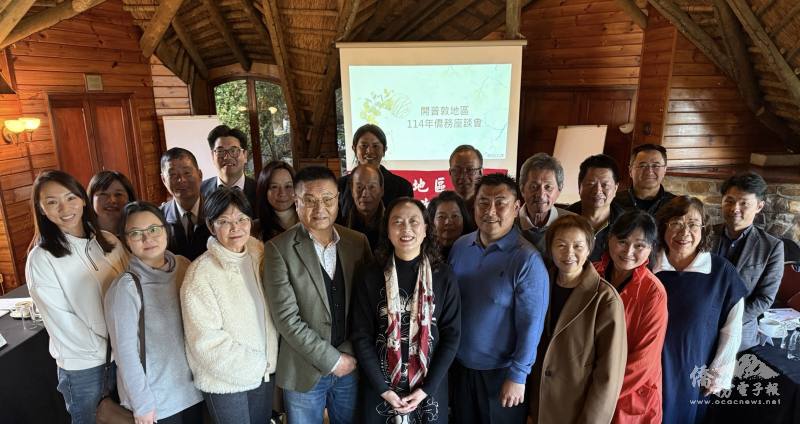 駐開普敦辦事處處長陳瑩莉(左5)及僑務委員王國揚(左4)、開普敦臺灣商會會長邱昶瑋(左6)等與會僑領合影