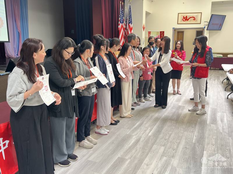 莊雅淑頒發結業證書